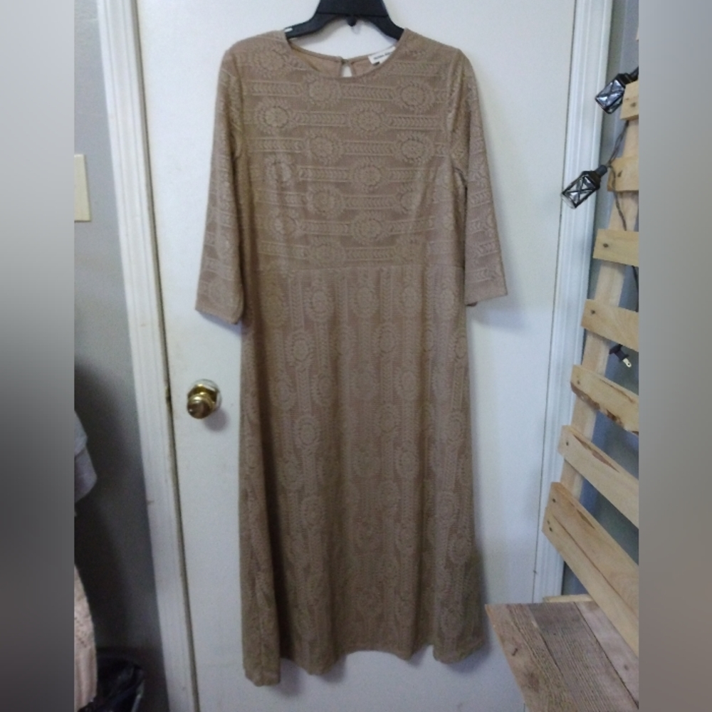 Hidden Valley size M beautiful taupe lace dress. EUC worn once